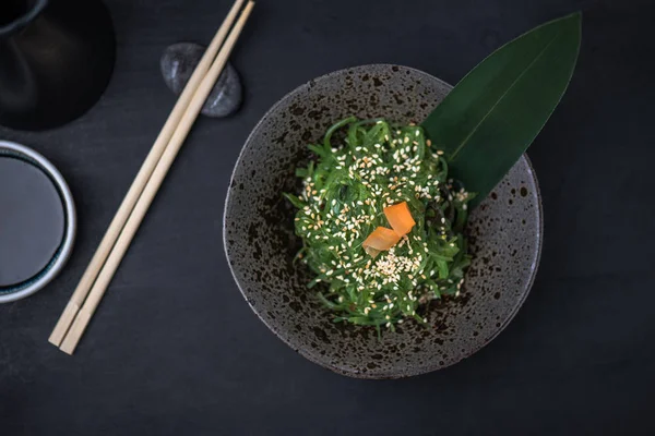 Aperitivo Salada Japonesa Algas Tigela Preta Fundo Escuro — Fotografia de Stock