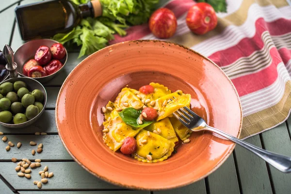 Ravioli Pasta Con Pomodori Pinoli Serviti Tavola Con Ingredienti — Foto Stock