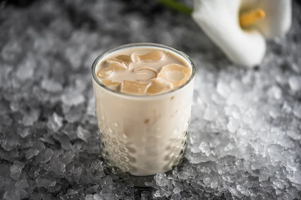 Cocktail Serviert Glas Auf Dunklem Hintergrund Mit Eis Und Orchideenblume — Stockfoto