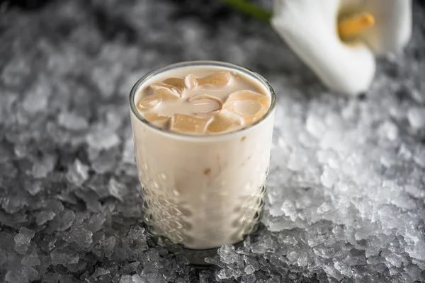 Cocktail Servido Vidro Sobre Fundo Escuro Com Gelo Flor Orquídea — Fotografia de Stock