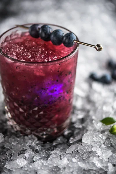 Cocktail Frais Verre Décoré Myrtilles Sur Bâton Sur Fond Sombre — Photo