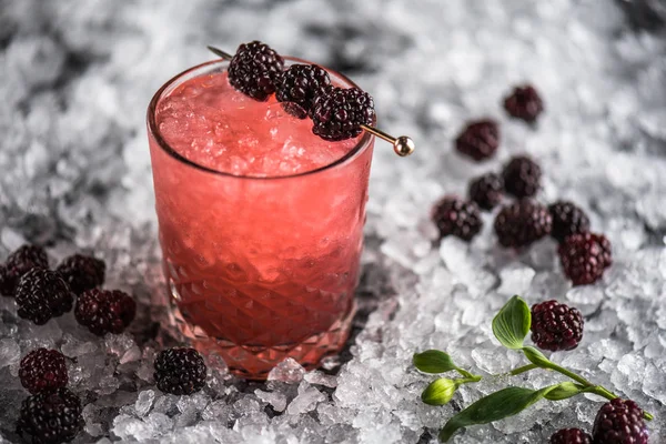 Cóctel Decorado Con Moras Vidrio Sobre Fondo Oscuro Con Hielo — Foto de Stock