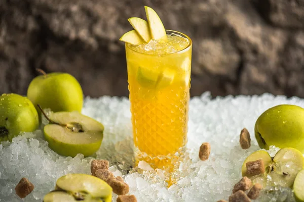 Cóctel Con Manzana Vaso Sobre Fondo Oscuro — Foto de Stock