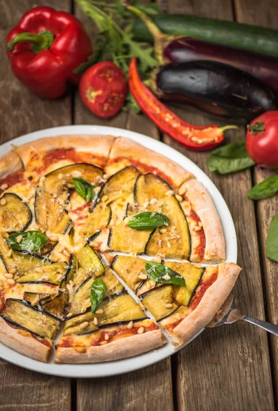 Fırında Patlıcan Çam Fıstığı Ahşap Masa Üzerinde Tabakta Sebze Pizza — Stok fotoğraf