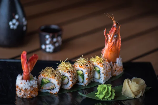 Rollo Sushi Japonés Servido Pizarra Con Wasabi Jengibre — Foto de Stock