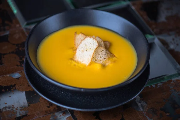 Pumpkin Cream Soup Garnished Croutons Black Bowl — Stock Photo, Image