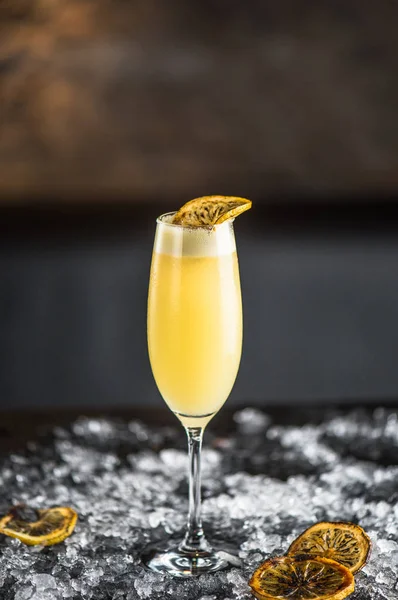 Cocktail Aigre Verre Avec Tranches Orange Grillées Sur Fond Sombre — Photo