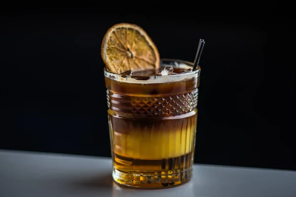 Cocktail Verre Avec Tranche Orange Sur Fond Sombre — Photo