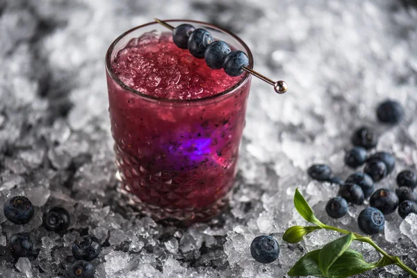 Frischer Cocktail Glas Mit Blaubeeren Auf Stick Auf Dunklem Hintergrund — Stockfoto