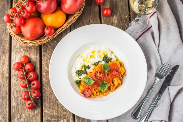 Nudelteller Mit Tomaten Basilikum Und Käse Auf Holztisch Mit Zutaten — Stockfoto