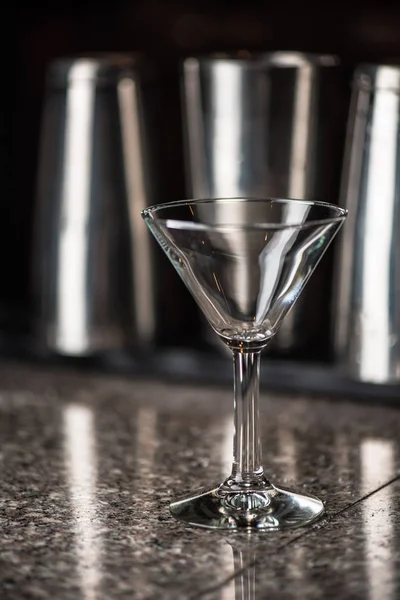 Primo Piano Del Bicchiere Cocktail Sfondo Scuro Sfocato — Foto Stock