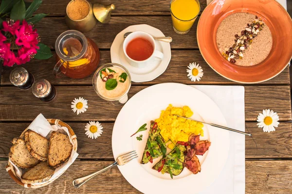 Sabroso Desayuno Con Huevo Revuelto Tocino Gachas Avena Con Nueces —  Fotos de Stock