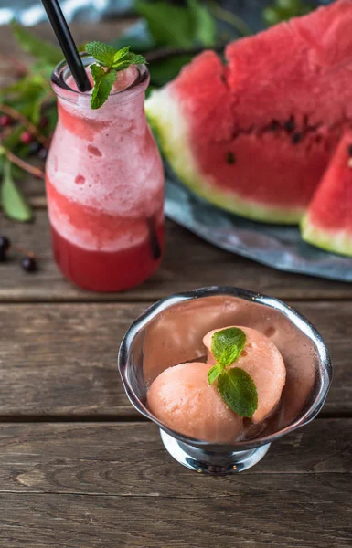 Helado Vaso Metal Bebida Frutas Vaso Sobre Mesa Madera — Foto de Stock