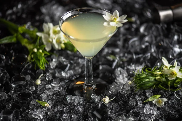 Cocktail Verre Décoré Fleurs Sur Fond Sombre Avec Glace — Photo