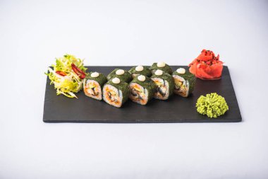 Japon suşi roll kayrak beyaz arka plan üzerinde yılları arasında görev yapmıştır