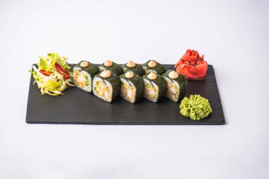 Japon suşi roll kayrak beyaz arka plan üzerinde yılları arasında görev yapmıştır