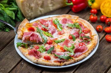 et, roka, parmesan ve kiraz domates gurme pizza ahşap masa üzerinde görmek