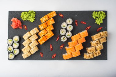 Kayrak beyaz zemin üzerine alınarak Japon sushi seti