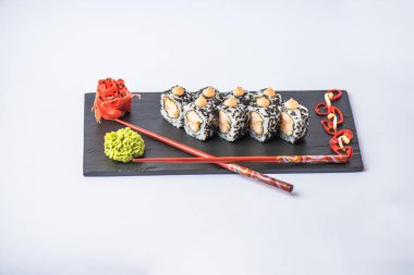 Japon suşi roll kayrak beyaz arka plan üzerinde yılları arasında görev yapmıştır