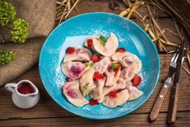 Mavi tabakta çilek ve reçel ile tatlı köfte