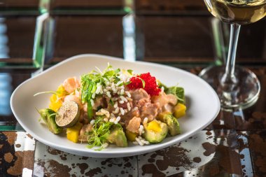 İncelik sebze salatası kadeh beyaz şarap ile koyu arka plan üzerinde tabakta servis