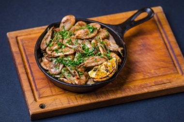 Ot ve limon tavada kızarmış karides