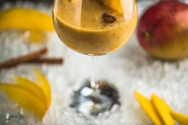 Mango kokteyl cam buz madde ile