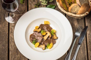 Mantar sos ve patates beyaz tabakta demlenmiş sığır eti