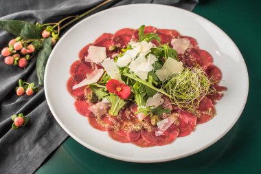 Dilimlenmiş jambon ve peynir masada yemek tabağı