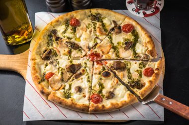 Kağıt üzerinde hizmet İtalyan sebze pizza