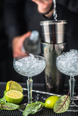 ekşi yeşil kokteyl gözlük ile buz sayacı hizmet alkol yapma