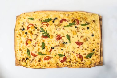 Tavuk, peynir ve beyaz arka plan üzerinde sebze İtalyan pizza