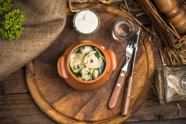 Ahşap tahta üzerinde tencerede servis haşlanmış et köfte