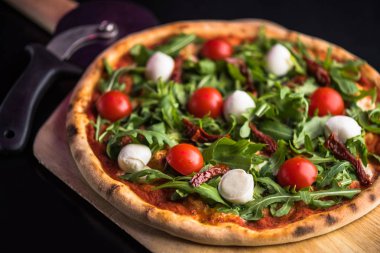 Pizza taze domates, roka ve mozzarella peyniri ahşap 