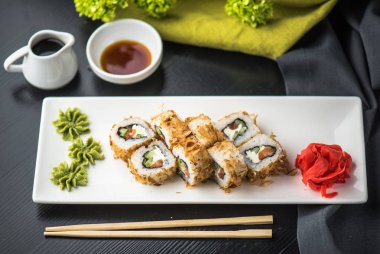 Siyah tabakta Japon geleneksel suşi roll bölümünü