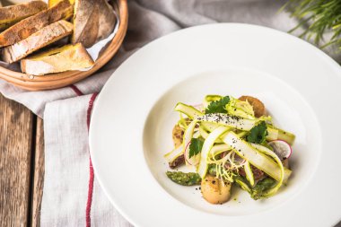 Beyaz ahşap masa üzerinde geç Fried tarak taze sebze ile servis