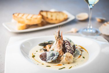 Krema sosu ile deniz ürünleri yemek Restoran beyaz tabakta servis