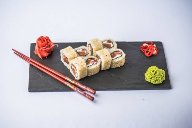 Japon suşi rulo ile kayrak beyaz zemin üzerine alınarak balık