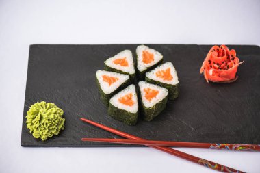 Japon basit suşi rulo kayrak beyaz zemin üzerine somon ile