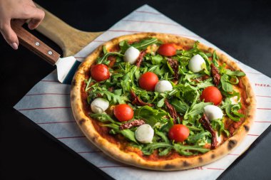 Pizza taze domates, roka ve mozzarella peyniri ahşap 