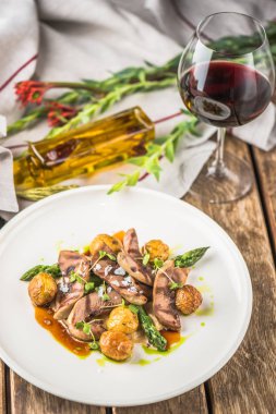 et ve patates gilli ahşap masa üzerinde beyaz tabakta servis