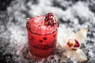 Kokteyl cam buz ile koyu arka plan üzerine Narlı
