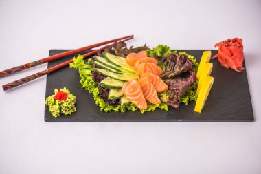 Beyaz arka plan üzerinde tabakta servis sebze ile taze somon balığı