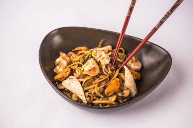 Kase beyaz arka plan üzerinde Asya deniz ürünleri erişte