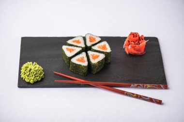 Japon basit suşi rulo kayrak beyaz zemin üzerine somon ile