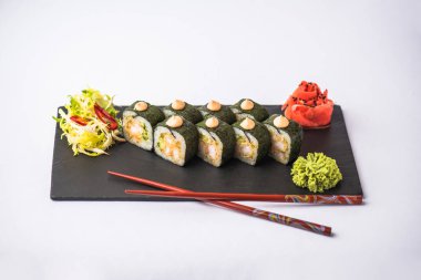 Japon suşi roll kayrak beyaz arka plan üzerinde yılları arasında görev yapmıştır