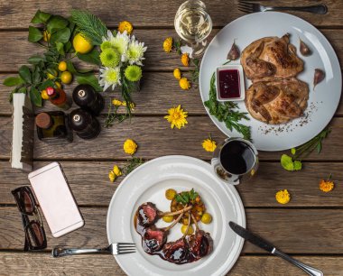 ahşap ayarı tablo et yemekleri ile beyaz tabaklarda servis