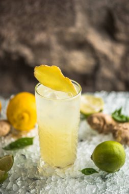 Narenciye kokteyl cam buz üzerinde üstte zencefil dilim