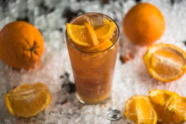 Tropikal egzotik kokteyl cam buz üzerinde turuncu ile