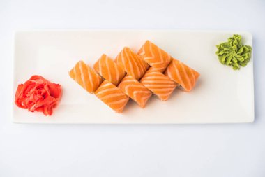 Kayrak beyaz zemin üzerine alınarak Japon philadelphia suşi roll